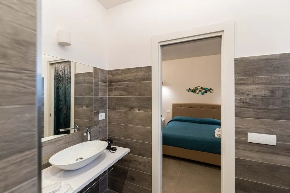 8 Rooms Hotel