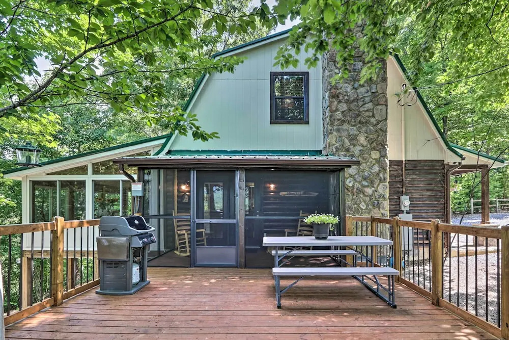 Mtn-view Cabin w/ Hot Tub in Sevierville!