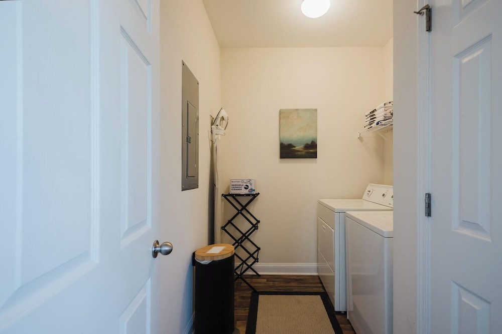 Dogs Welcome! Adorable 3-bedroom Coastal Home in Historic Old Town Bluffton