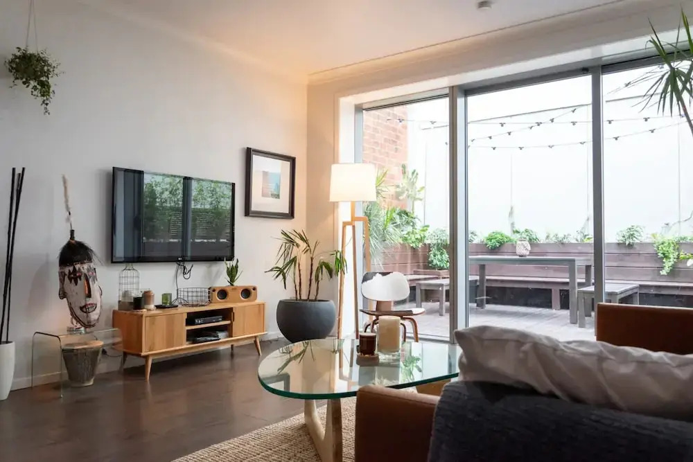 Modern 1 Bedroom Apartment With Spacious Courtyard in CBD
