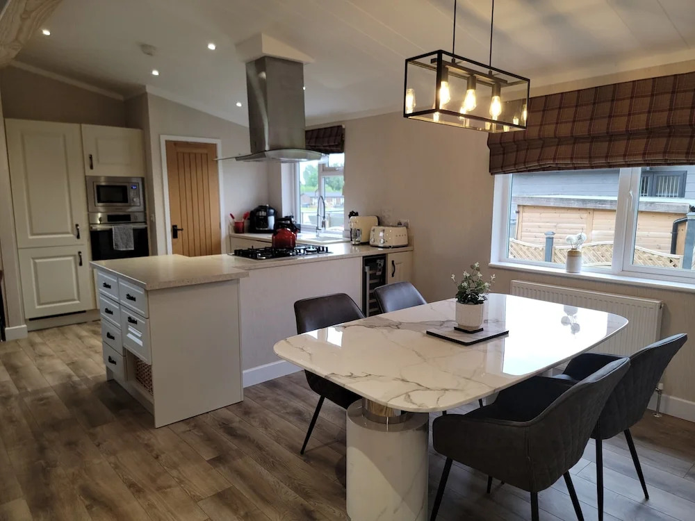 Luxury 2-bed Lodge in Routh, Sleeps 4 With Hot Tub