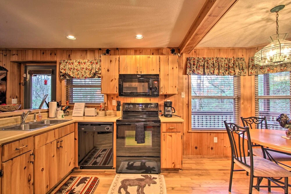 Private Gatlinburg Cabin: Pet Friendly w/ Hot Tub!