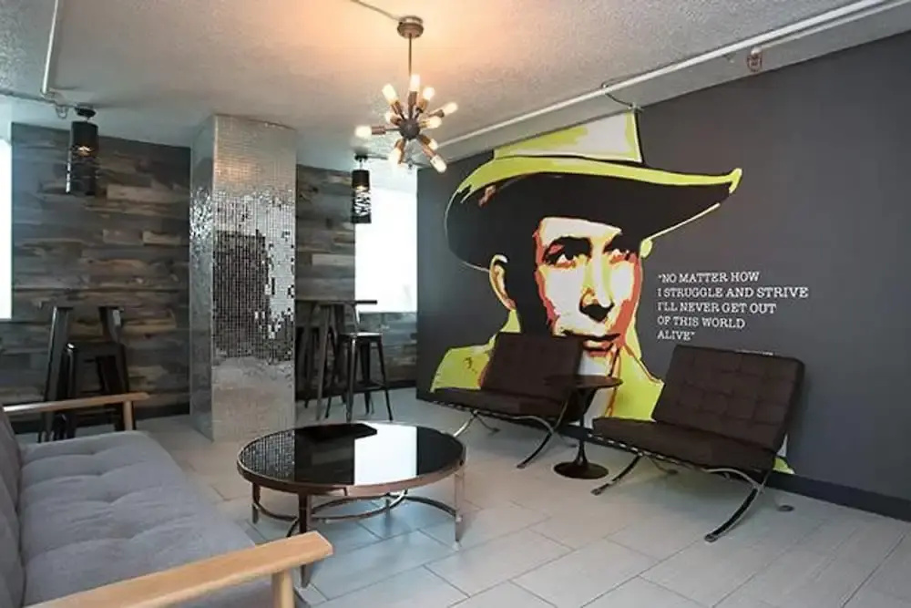 UT Suite + Pool + Gym