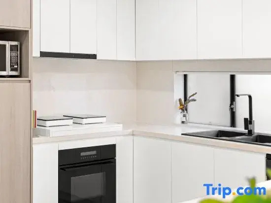 Tranquil Rooms   Quick Walk to Bus & Local Amenities