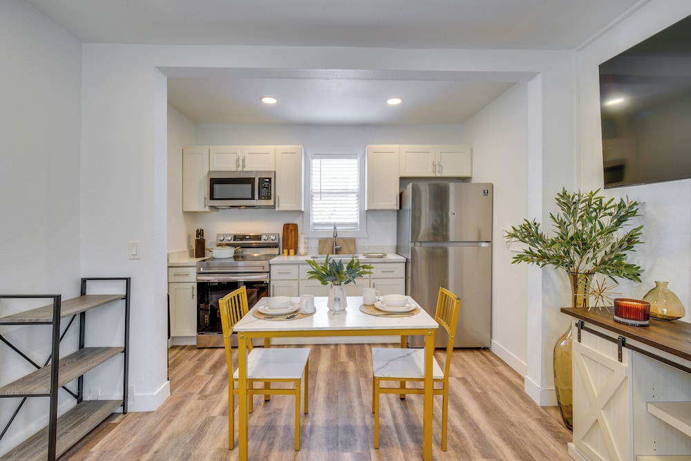 Gateway to Downtown Tacoma! Sleek Couples Condo
