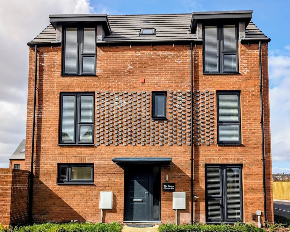 Charming 4-bed House in Newport