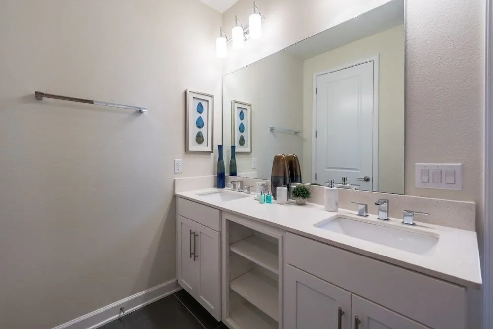 Chic Ultra Modern Near Disney! 4 Bedroom Condo