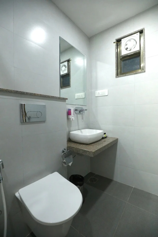 Hotel The Grand Ladhukara
