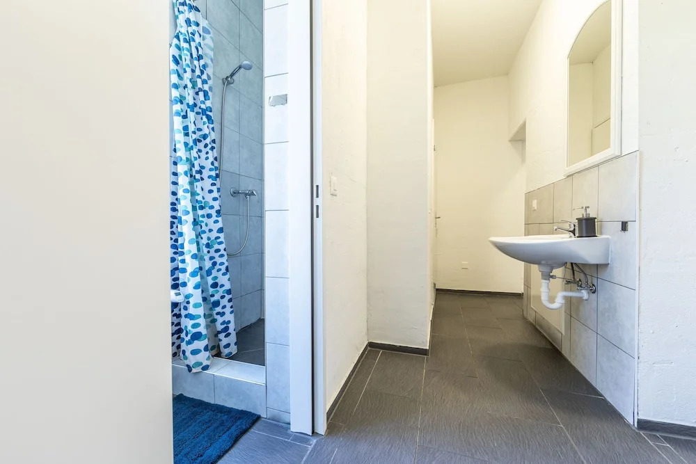 YELLOW INN- Simple Rooms and Easy Parking direkt bei der OLMA nahe HSG und Spital