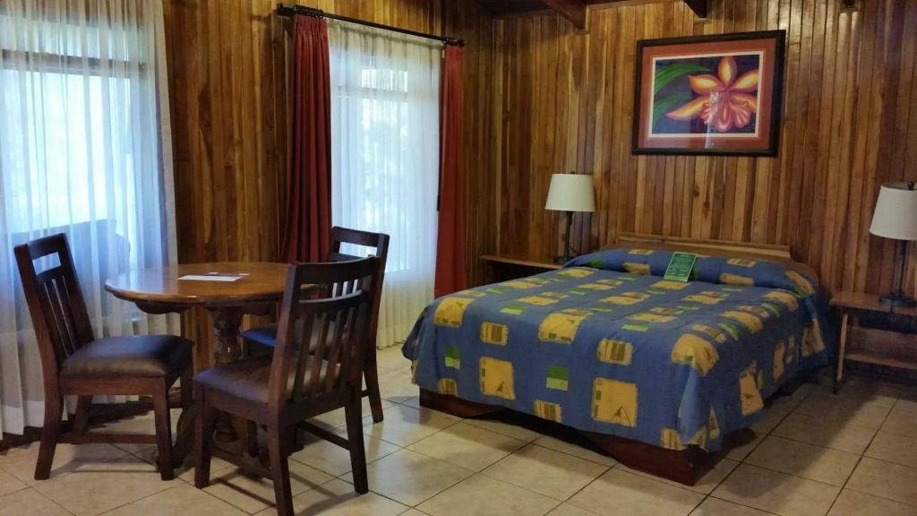 Los Pinos Cabins & Reserve