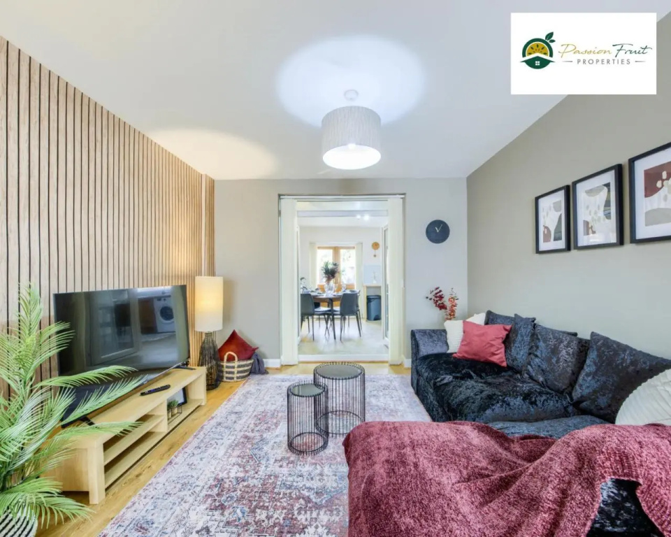 3 Bedroom House By Passionfruitproperties Near Coventry & Warwickshire Hospital With Free Wi-fi, driveway & Garden, DSC