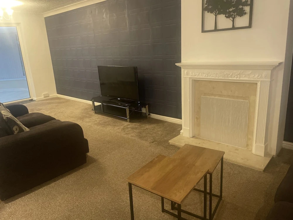 4 Bedroom House - Sleeps 6 - Garden, Bbq, Parking