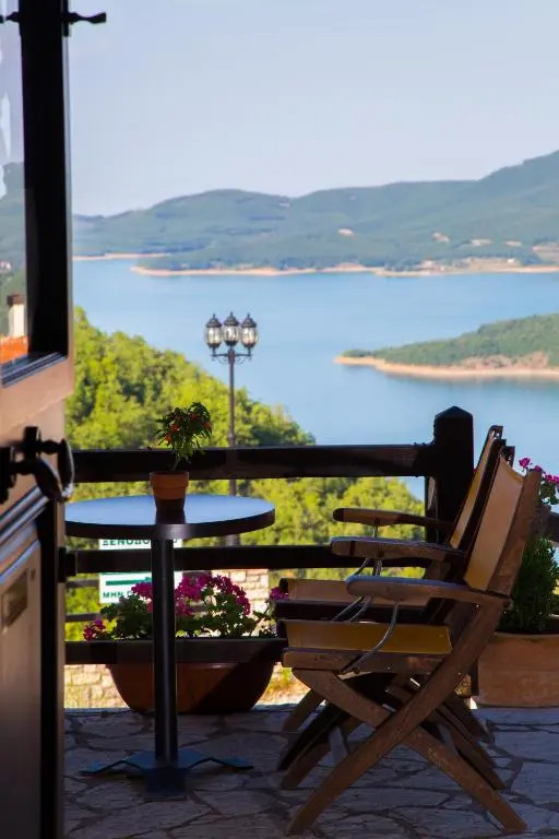 Χρυσοπελεια - Chrisopeleia Lake View
