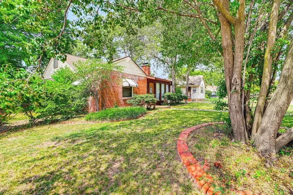 Tulsa Cottage w/ Hot Tub: 4 Mi to Downtown
