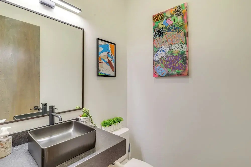 3 Mi to Dtwn: Modern Townhome w/ Yard in Houston