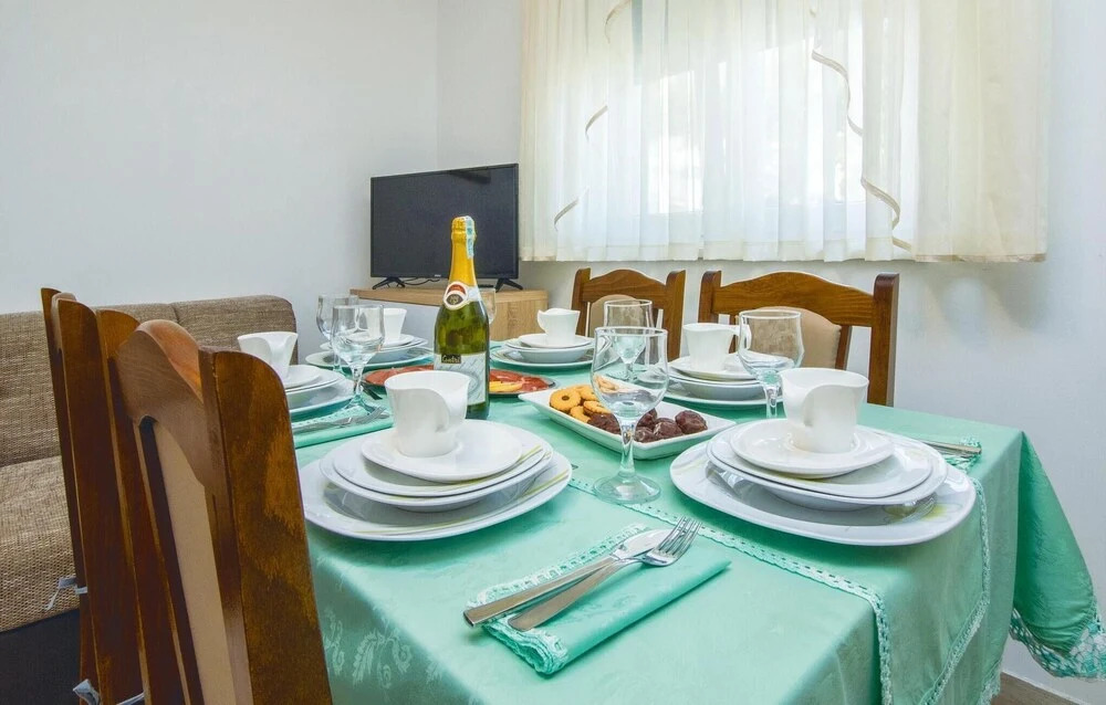 Stunning Home in Mali Rat With Wifi and 2 Bedrooms