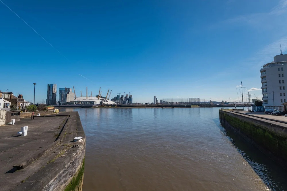 Welcoming Canary Wharf Home by the O2 Arena