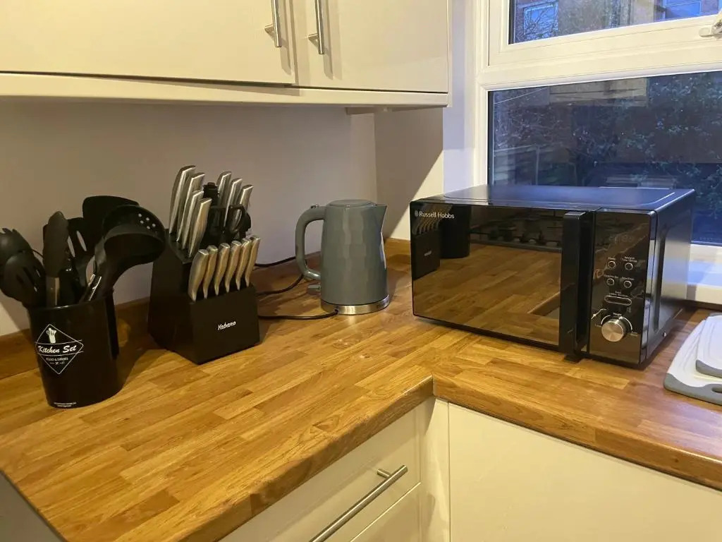 Cosy Home - 3 Bedroom 2 Bathroom - Free Parking, Fast Wifi and Smart TV Central Location