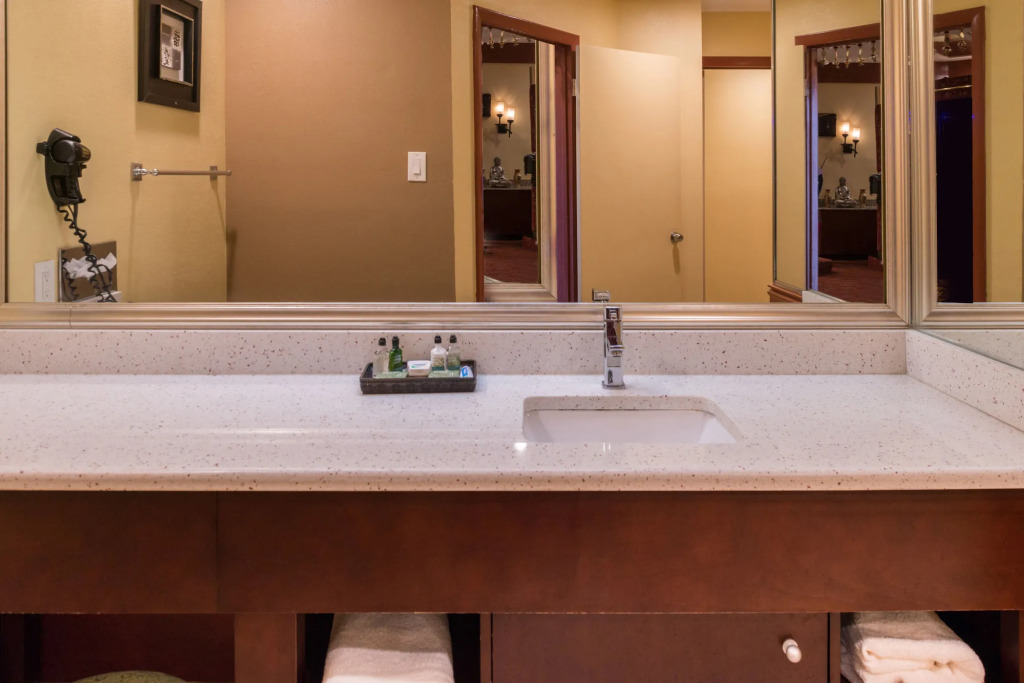 Inn of The Dove Romantic Luxury & Business Suites