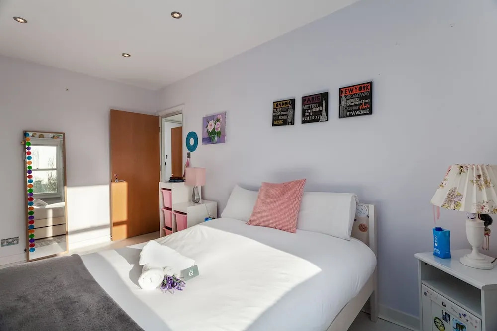 Bright and Modern Shepherd's Bush Gem - ROS