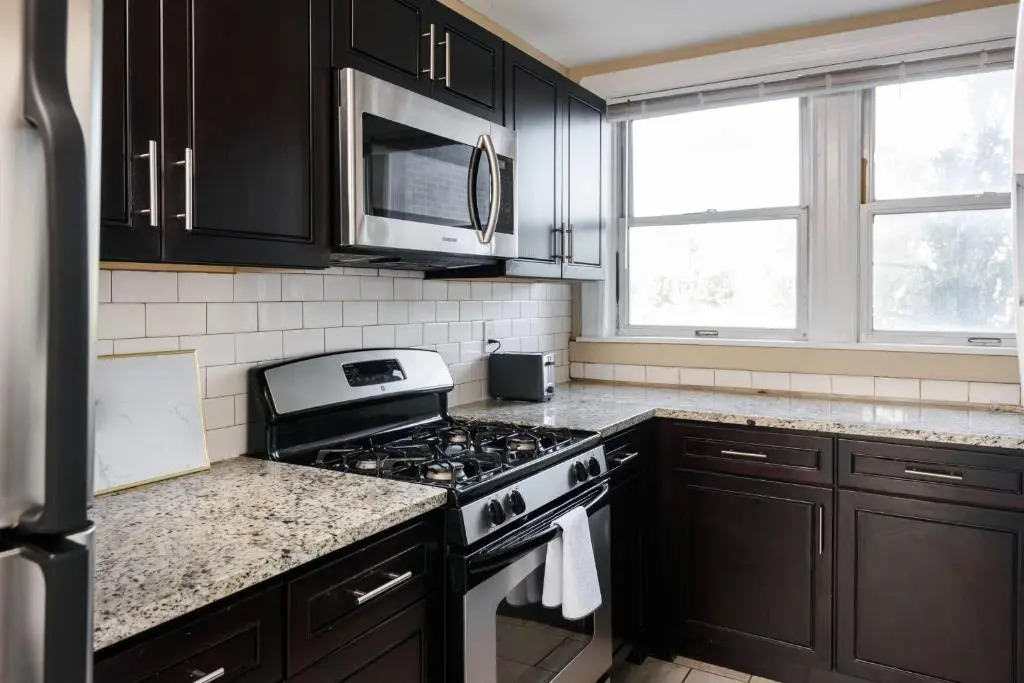 Classic CWE 2BR with Full Kitchen by Zencity