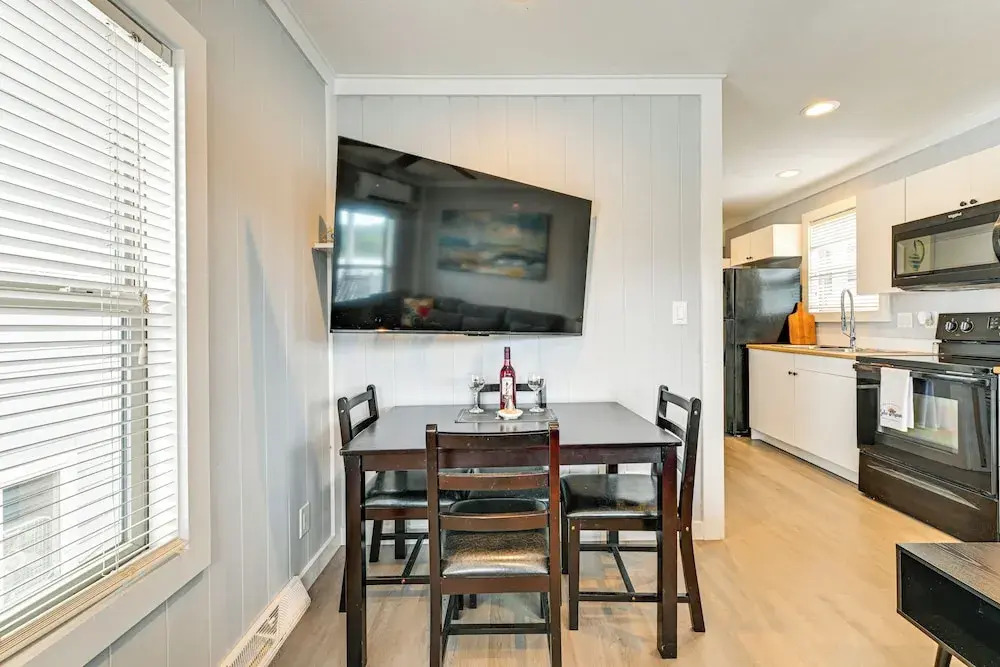 Waterfront Living & Resort Perks! Lake Norman Stay