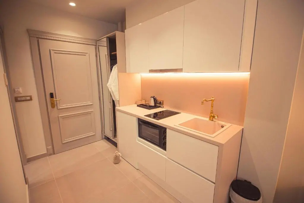 IO Luxury Pool & Hot Tub Suites