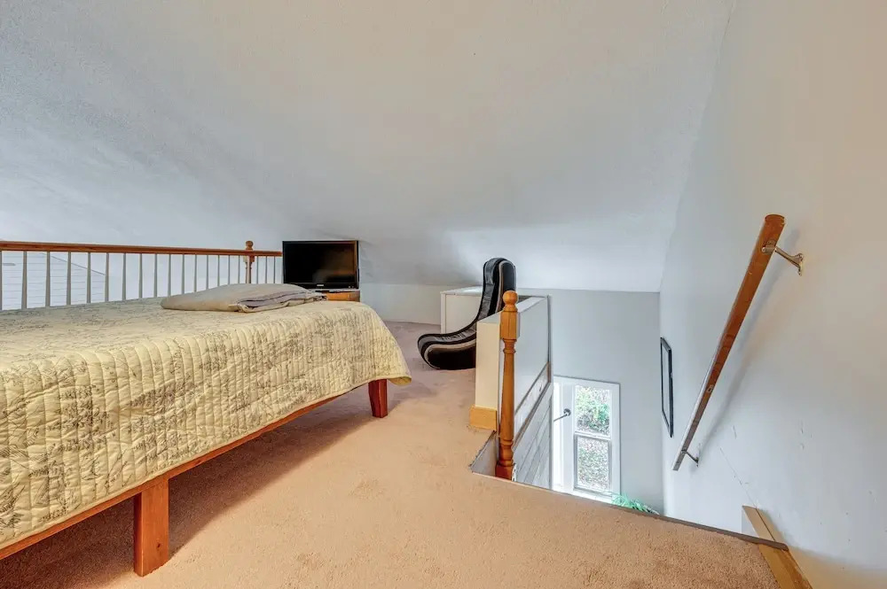 White Mountains Home w/ Hot Tub - Walk to Town!