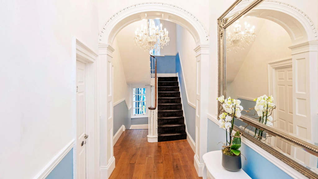Berkeley Square Classic Hotel