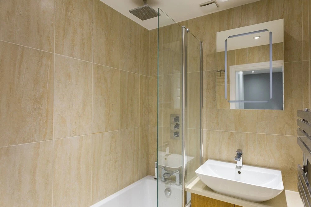 3 Bedroom House near Colliers Wood Sleeps 6