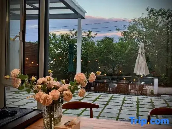 Floral Hotel · Qingdao Wilderness Hotel(Laoshan Beach Store in Laoshan Scenic Area)