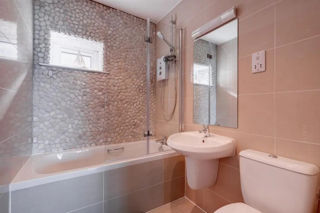 Avocet 2 Luxury Apartment with Pool and Parking