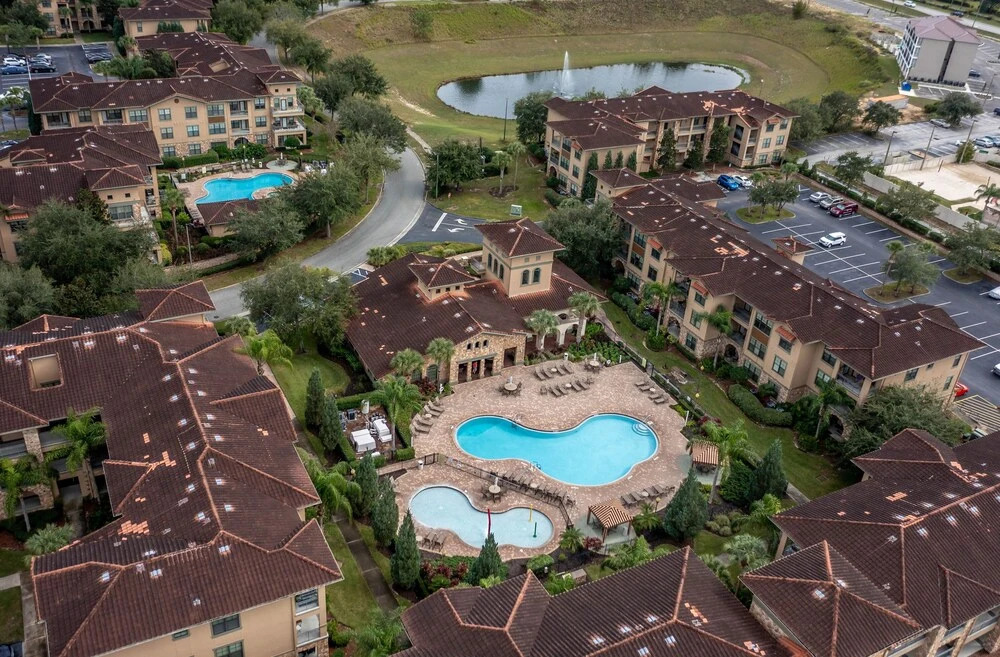 909bp 3 Bedroom Condo by Redawning