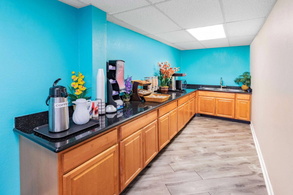 Howard Johnson by Wyndham Houston Hobby Airport