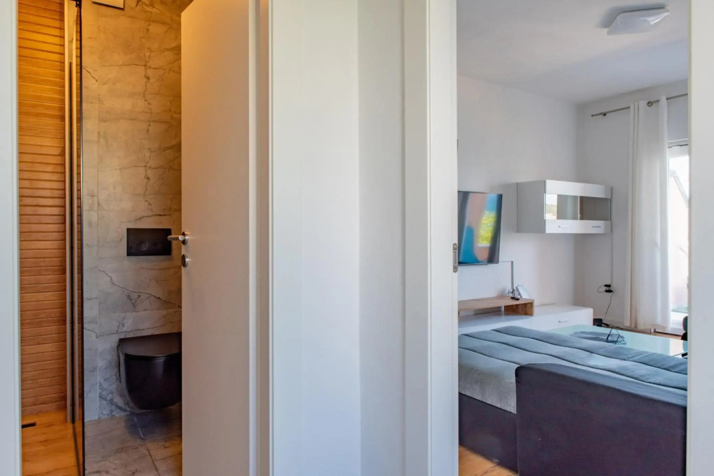 Beach Holiday home with private jacuzzi & parking
