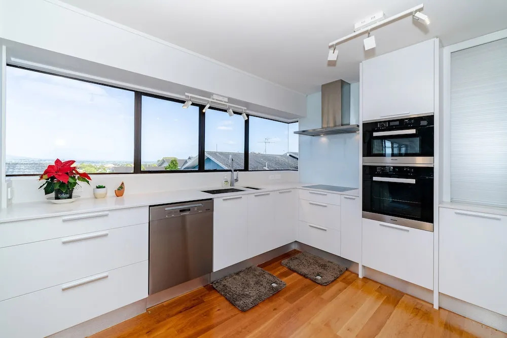 Birkenhead Modern 3 Bedrooms Villa