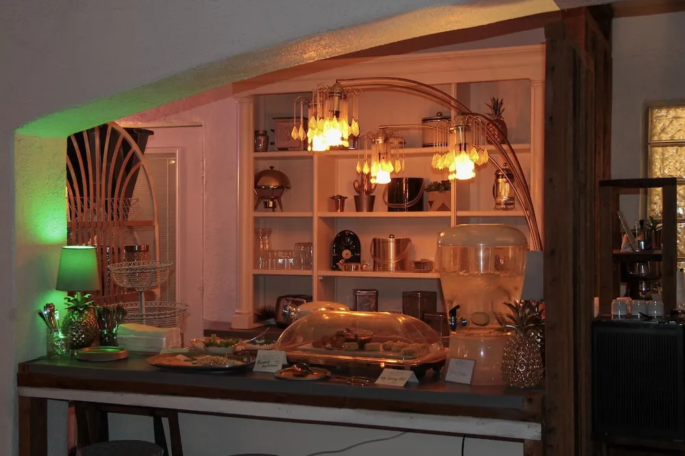Posh Palm Springs Inn