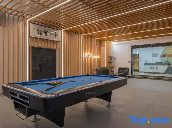 Xinxuting Hotel (Laodong Road Subway Station Xujiang Sky Street)