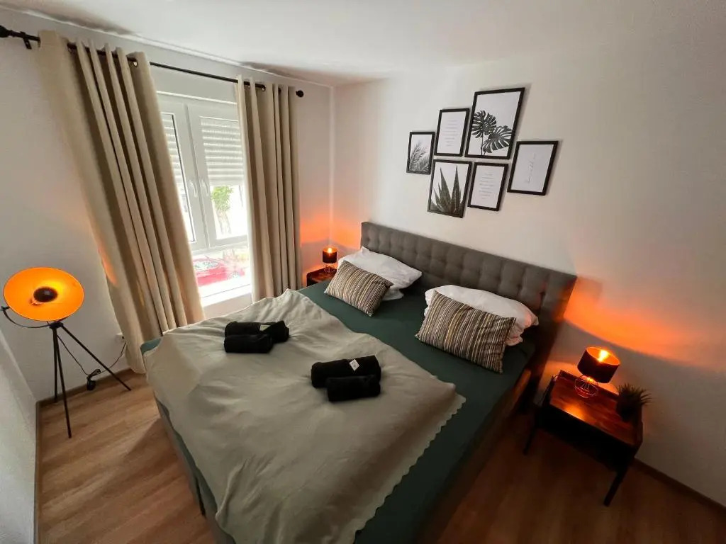 TomsFLAT CityApartments - 3 ROOMS, KITCHEN, WORKSPACE, HIGHSPEED WIFI, FREE PARKING, WASHER & DRYER, BALCONY, 24h Check-in