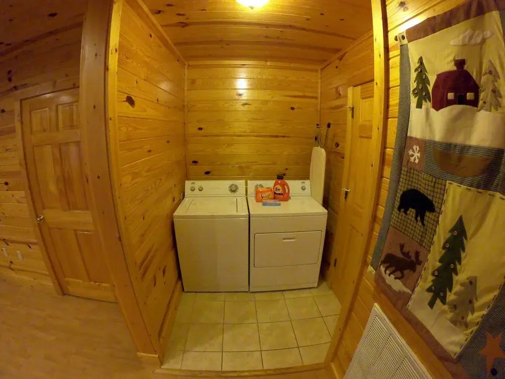 Beautiful Cabin w hot tub Sauna Pool Table