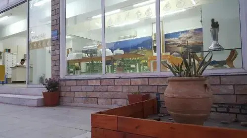 Flame Lily Studios And Apartments