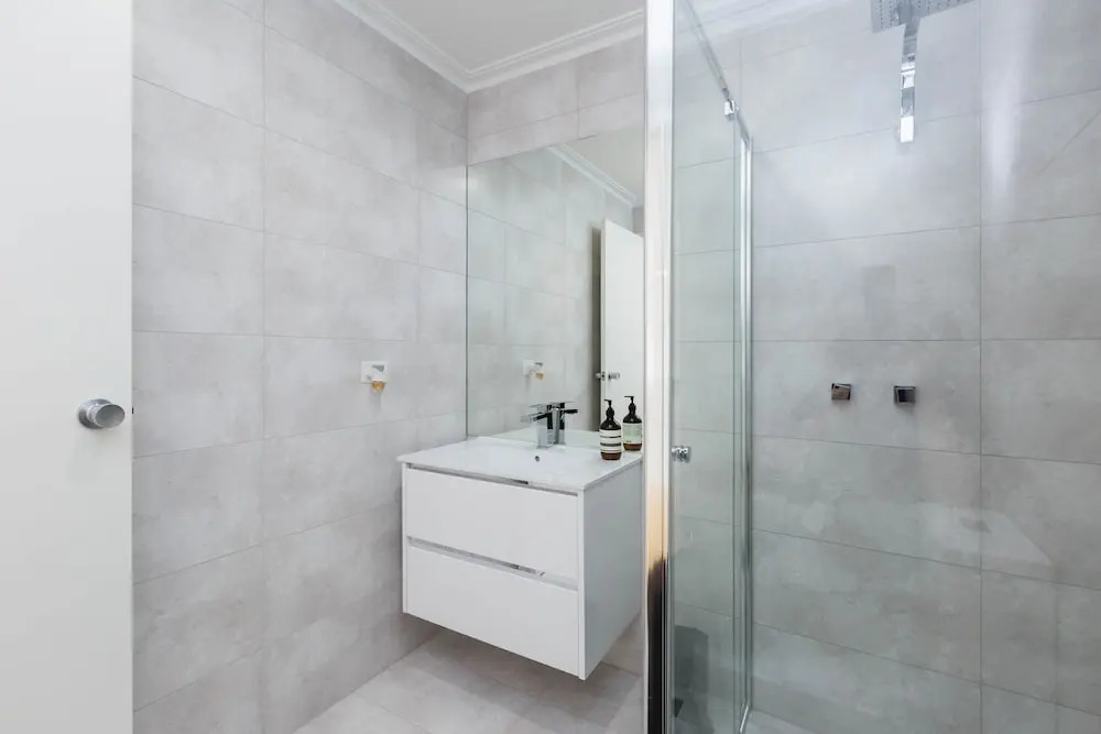 ROLAND, 1BDR Melbourne Apartment