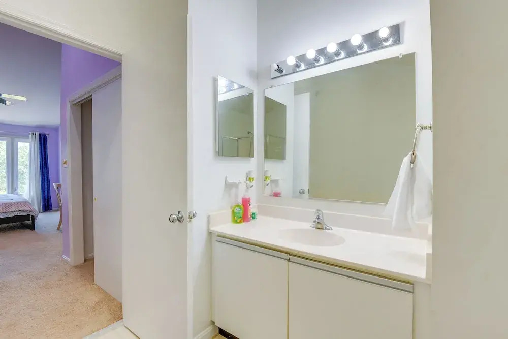 Close to Hospital & Dulles: Herndon Townhome