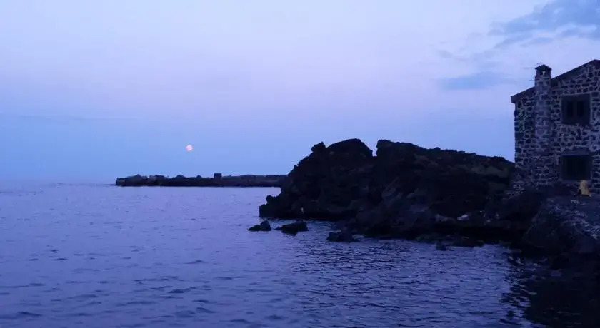 Panoramico appartamento a pochi metri dal mare con vista Etna