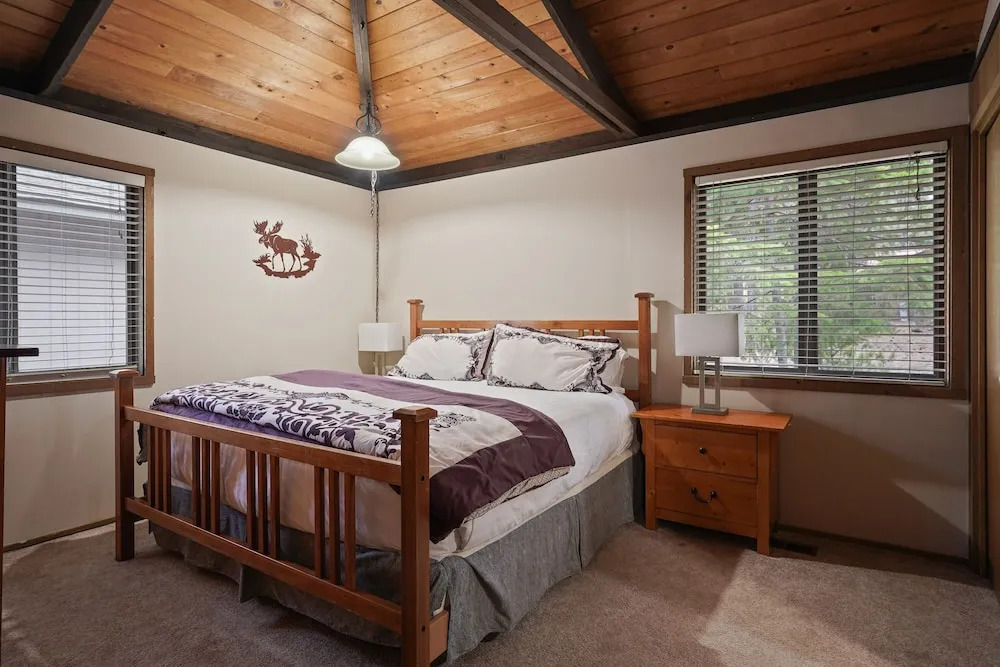 3 Killdeer Lane Pet Friendly Home 3 Minutes Walk from SHARC by RedAwning