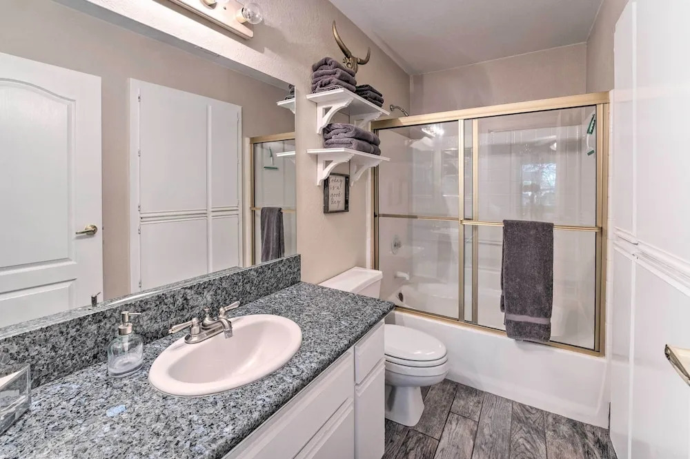 Walk to Beach: Lake Havasu Condo w/ Pool Access