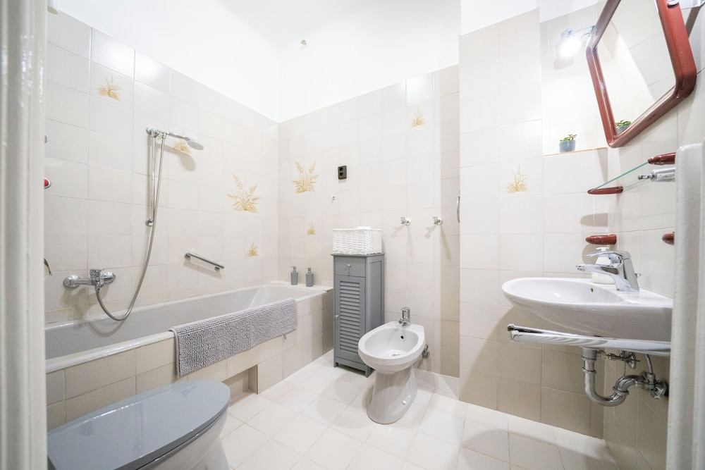 Pozsonyi Suite – 3Br Family Stay | Ac + Balcony