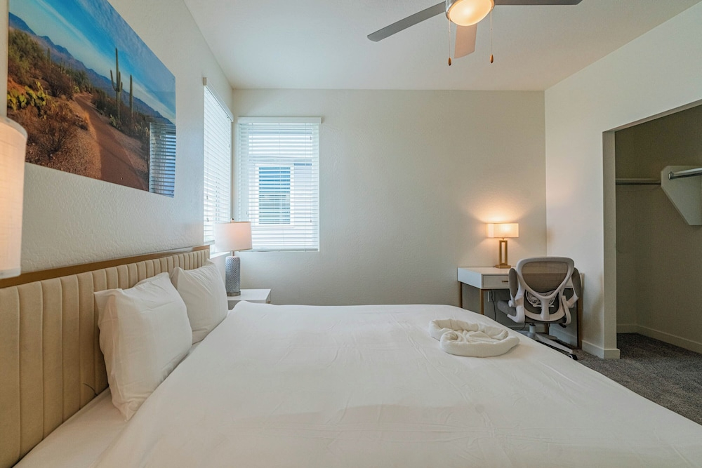 The Lotus Serene Stay with Pool-Gym-EV