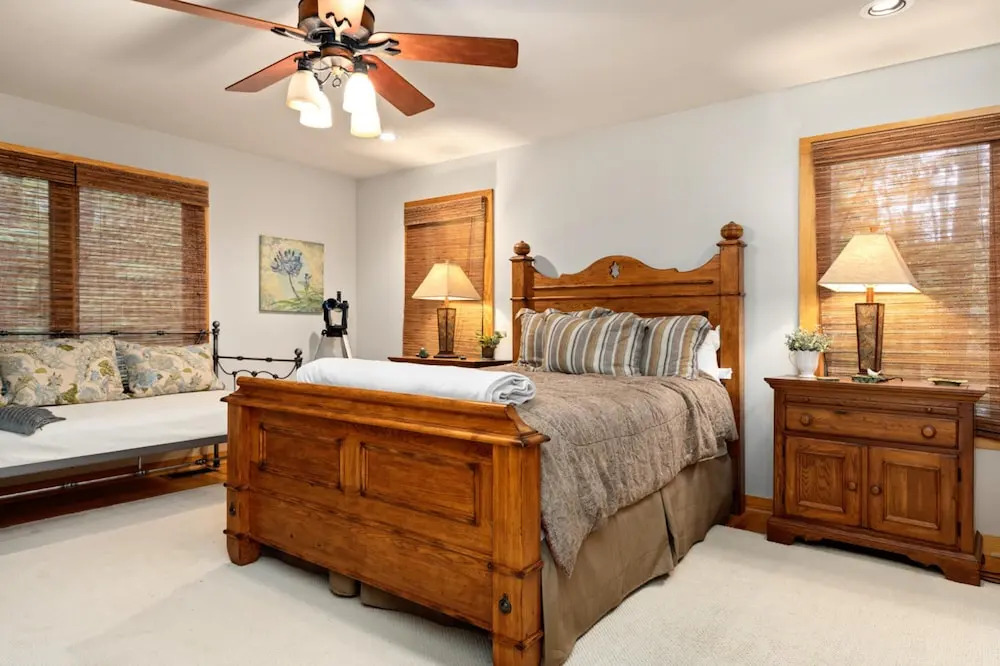 Cozy Wintergreen Retreat Fireplace & Spacious Deck
