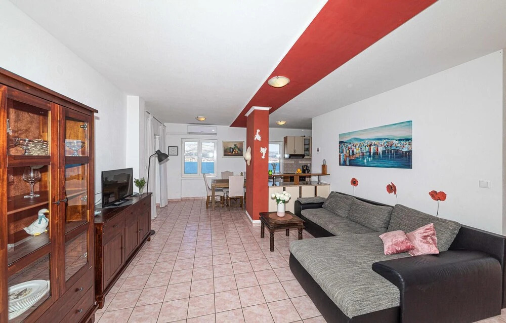 Beautiful Apartment in Okrug Donji With 4 Bedrooms, Wifi and Outdoor Swimming Pool